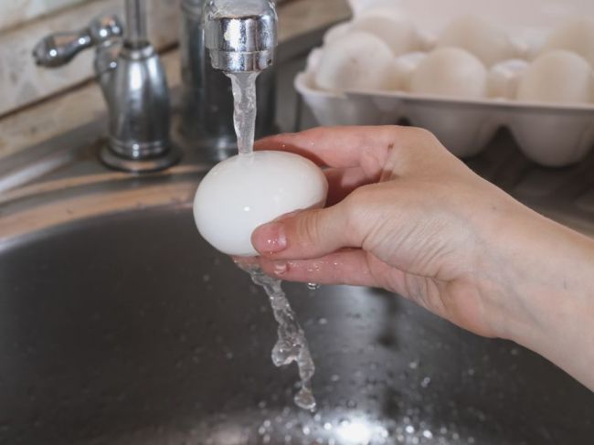 Umývate vajíčka pred varením? Toto je dôvod, prečo je to chyba