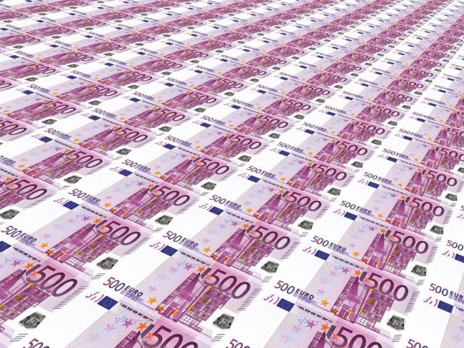 EÚ sa snaží nájsť a zmraziť aktíva sankcionovaných ruských miliardárov