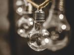Kvôli silnému vetru bolo bez elektriny približne 2300 odberných miest