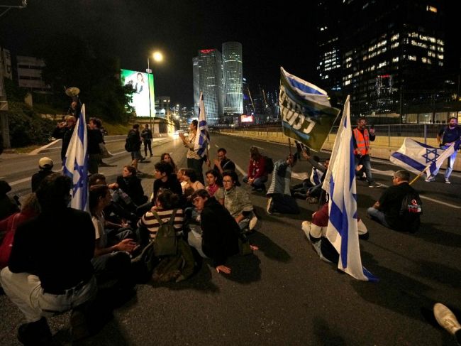 Proti plánovanej reforme súdnictva protestovali v Izraeli státisíce ľudí