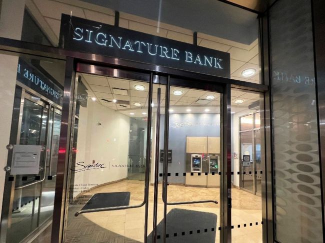 Po SVB zatvorili v USA ďalšiu banku, newyorskú Signature Bank