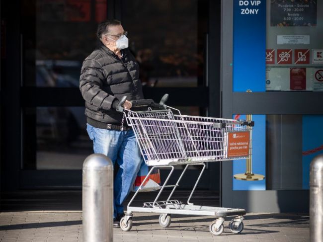 Viac ako polovica Slovákov chce v nedeľu otvorené obchody