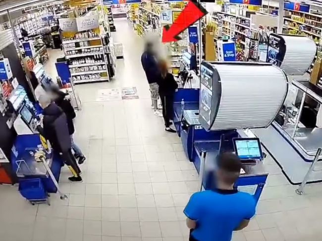 Video: Muž v supermarkete s nožom v ruke naháňal zákazníka, zakročil policajt mimo služby