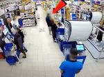 Video: Muž v supermarkete s nožom v ruke naháňal zákazníka, zakročil policajt mimo služby