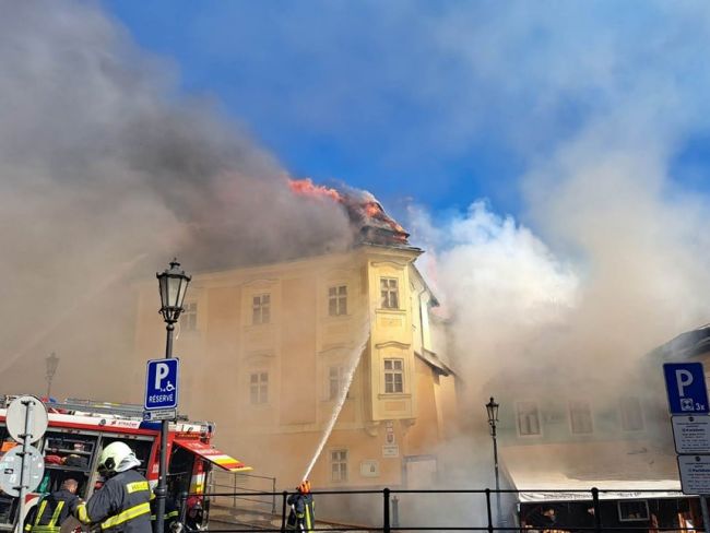 Požiar v Banskej Štiavnici sa rozšíril na ďalšie budovy, na miesto nasadili vojakov