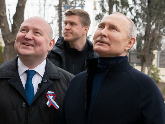 Putin po Kryme navštívil aj okupovaný ukrajinský Mariupol