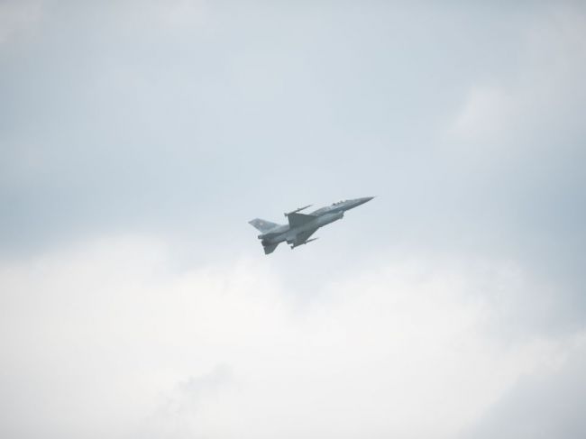 Poslanci negovali, že sa kompenzácia za migy týka zľavy na F-16-kach