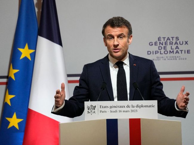 Macron chce, aby dôchodková reforma dokončila svoju demokratickú cestu