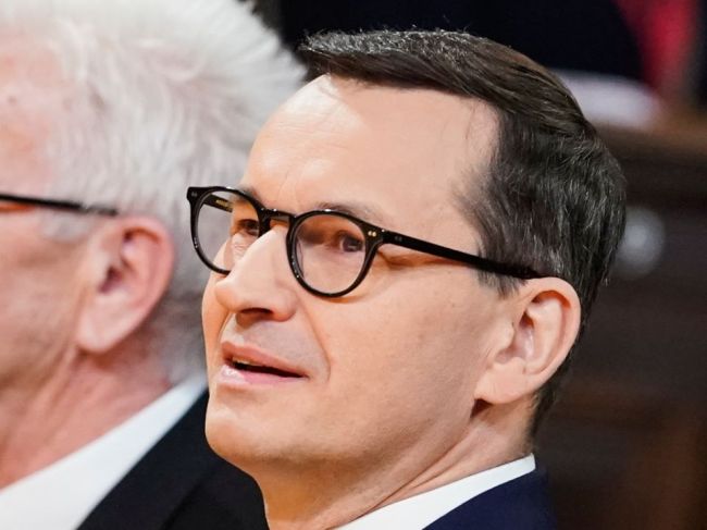 Morawiecki: Bývalý nemecký kancelár existenčne ohrozil celú Európu