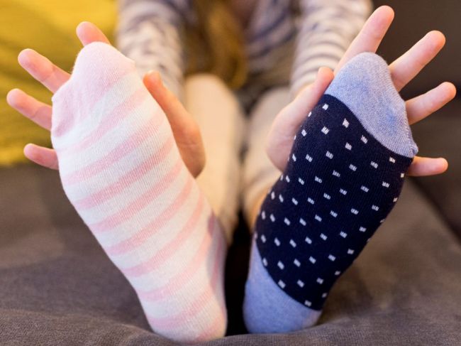Ponožková výzva: Obutím rôznych ponožiek podporíte povedomie o Downovom syndróme
