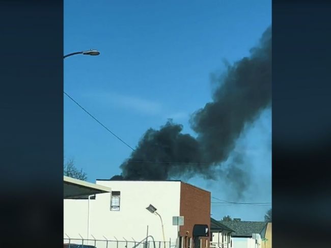 Video: Vodič chcel pomôcť pri požiari domu, dym mal však oveľa smutnejší pôvod