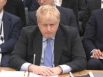Boris Johnson popiera, že o lockdownových večierkoch úmyselne klamal