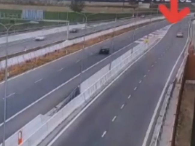 Video: Vodič cúval priamo na diaľnici, hrozí mu zákaz činnosti