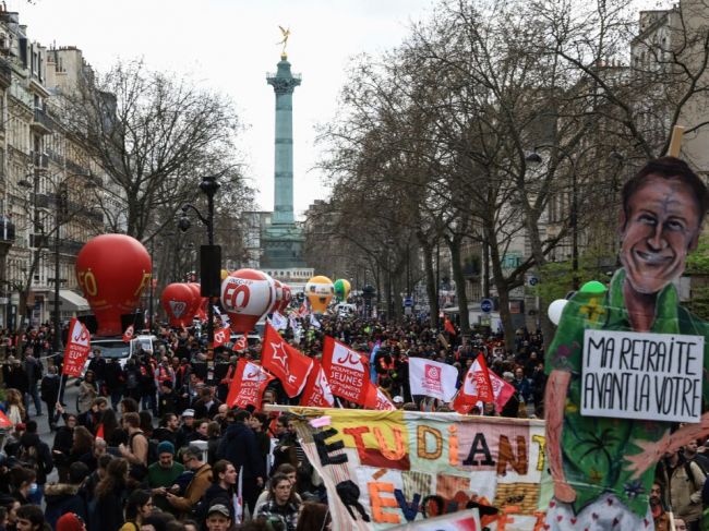 Francúzske odbory znova štrajkujú, Macron od dôchodkovej reformy neustúpil
