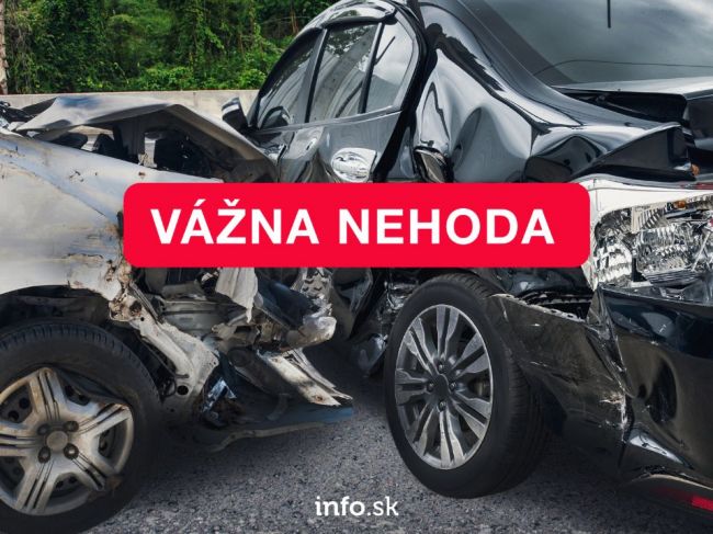 Nehoda na diaľnici D2: Auto zišlo z vozovky a prevrátilo sa na strechu, na mieste pristál vrtuľník