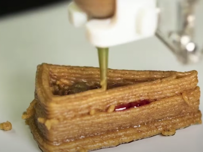 Video: Vedci „upiekli" na 3D tlačiarni jedlý koláč. Má mať viac výhod ako ten bežný
