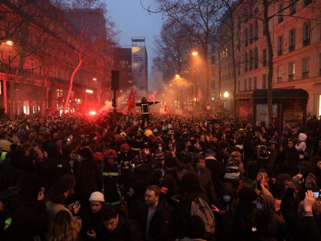 Počas celonárodných protestov vo Francúzsku zatkli 457 ľudí