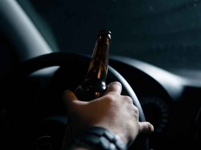 Muž šoféroval opitý a napriek zákazu, zhabali mu auto
