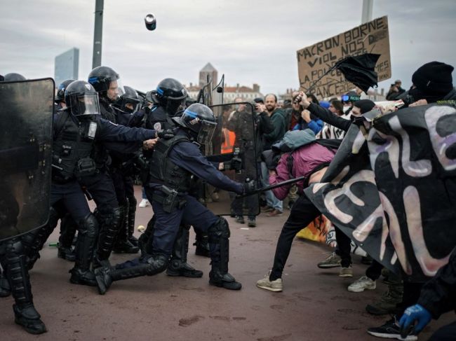 Rada Európy kritizovala zásahy francúzskej polície voči účastníkom protestov