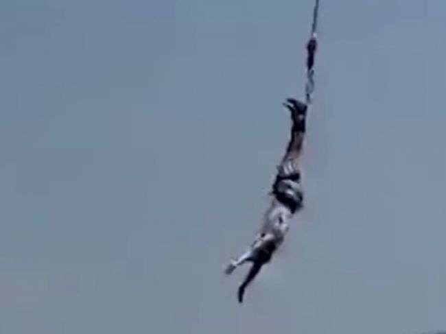 Video: Turistovi sa pri bungee jumppingu pretrhlo lano