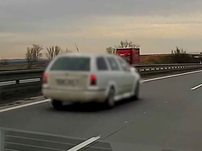 Video: Mal to byť len banálny priestupok, po prehliadke dokladov vodiča na diaľnici však nastal zvrat