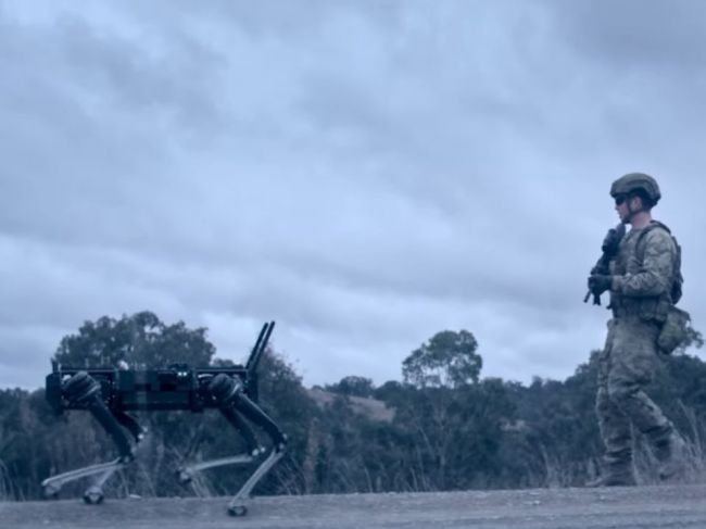 Video: Austrálska armáda desí verejnosť. Ukázali zábery z „telepatického“ ovládania robotických psov
