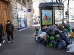 Po trojtýždňovom štrajku začali parížski smetiari odvážať odpad