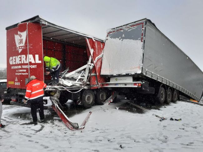 Na diaľnici D1 v smere na Prahu havarovali desiatky vozidiel