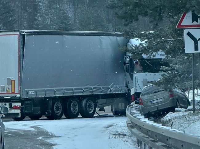 Počasie komplikuje dopravu: Na viacerých miestach došlo k nehodám