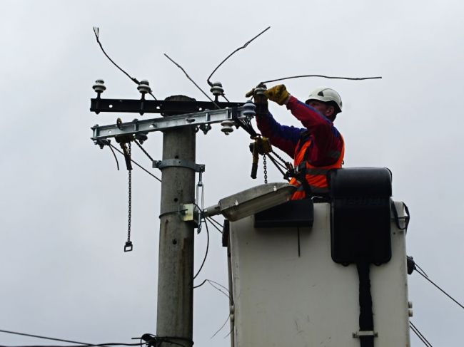 Tisíce odberných miest sú bez prúdu, silný vietor spôsobil výpadky elektriny