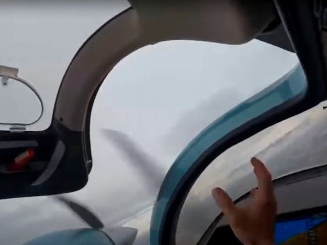Video: Počas letu sa pilotovi rozleteli dvere lietadla
