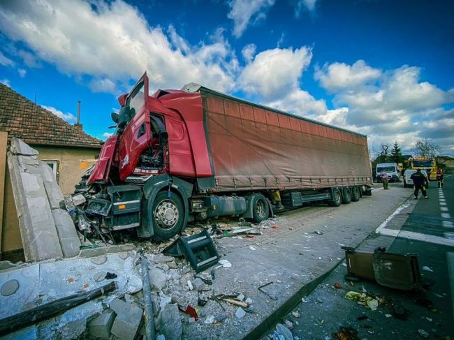 Kamión len o pár centimetrov minul ľudí čakajúcich na zastávke, nakoniec narazil do skladu