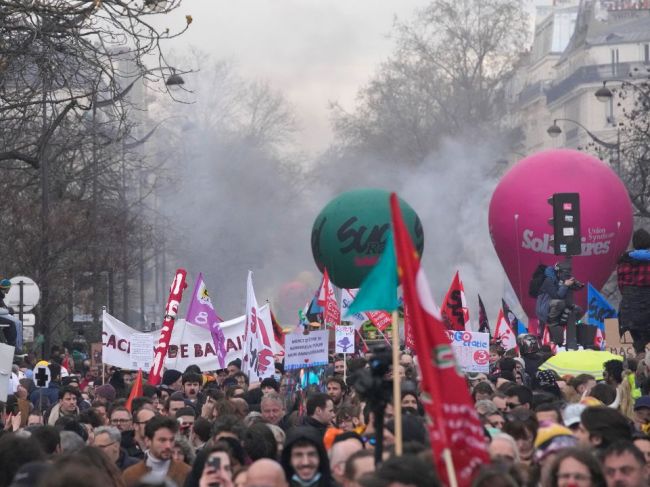 Demonštrácie proti dôchodkovej reforme vo Francúzsku sprevádzajú násilnosti