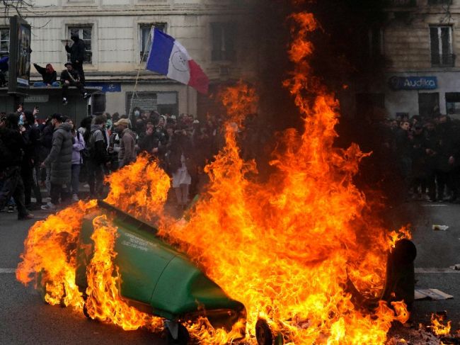 Do protestov vo Francúzsku sa podľa odborov zapojili vyše dva milióny ľudí