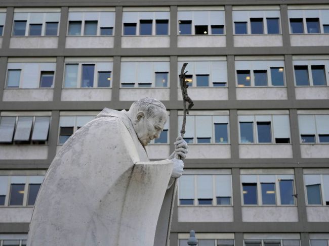 Stav pápeža Františka sa zlepšuje