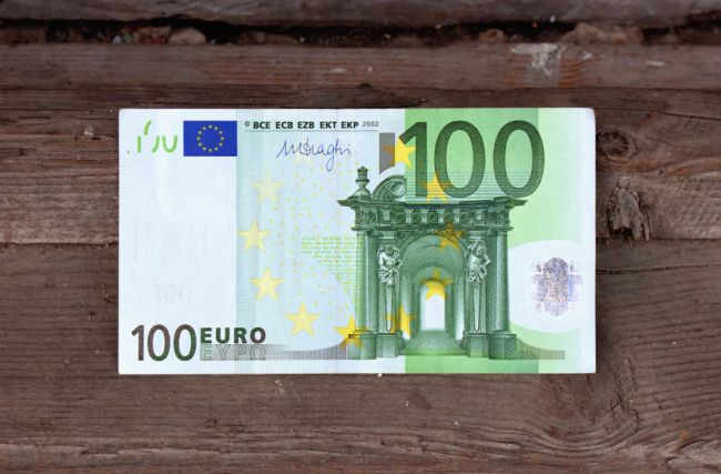 Mnohí Slováci budú mať nárok na príspevok 100 eur