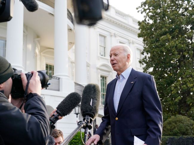 Biden sa odmietol vyjadriť k obžalobe Trumpa