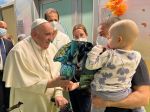 Pápež František navštívil v nemocnici Genelli deti, jedno pokrstil