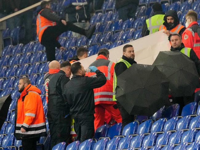 Počas futbalového zápasu zomrel fanúšik. Priamo na tribúne sa ho snažili oživiť