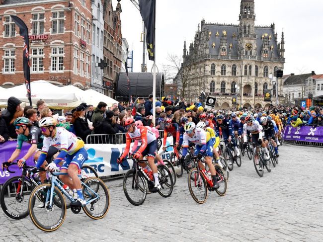 Slávne preteky poznačil hromadný pád 40 cyklistov. Bol medzi nimi aj Peter Sagan