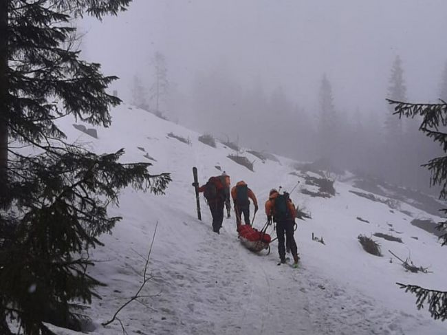 Zranená lyžiarka potrebovala pomoc horských záchranárov