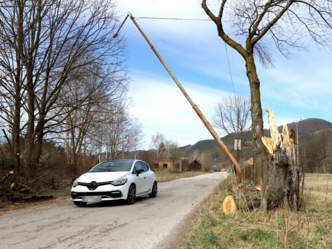 Počasie v utorok: Počítajte so silným vetrom, ovocné stromy môže poškodiť mráz