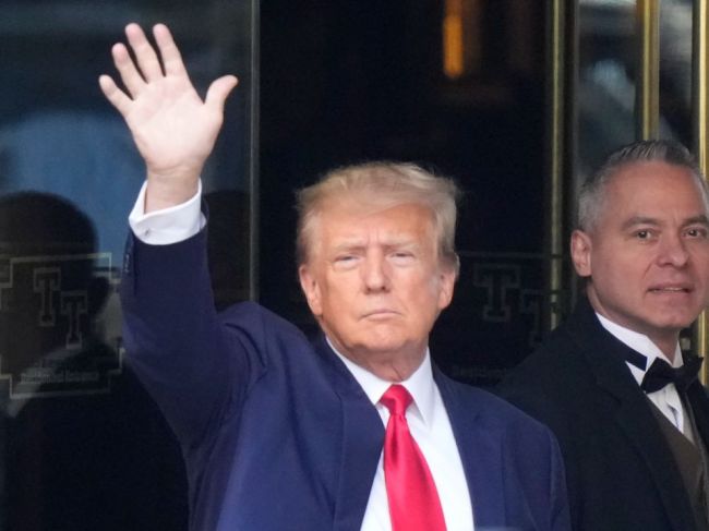 Trump prišiel na súd v New Yorku, aby si vypočul obžalobu