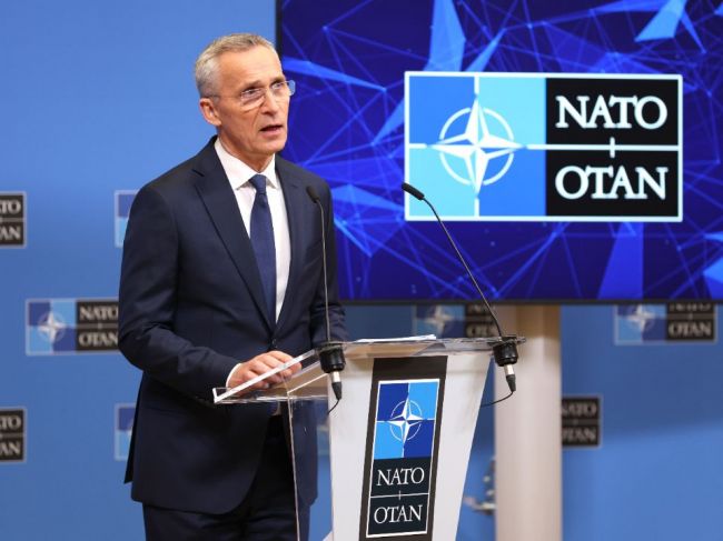 Stoltenberg: NATO musí zvýšiť výdavky na obranu