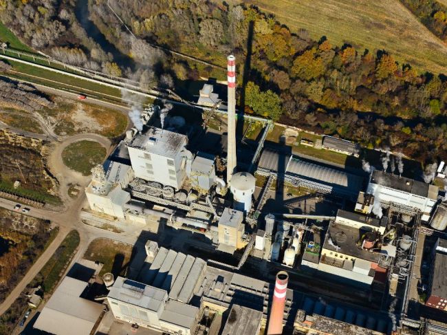 Nehoda vo fabrike na spracovanie dreva: Na mieste zasahovali leteckí záchranári