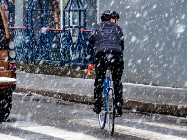 Slovensko sa ponorí do snehovej nádielky, SHMÚ vydáva výstrahu