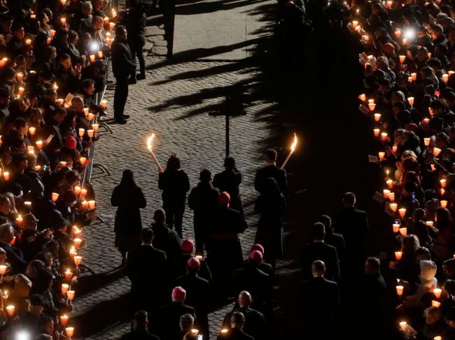 Pápež slávil pamiatku Kristovho umučenia; krížovú cestu sledoval z rezidencie