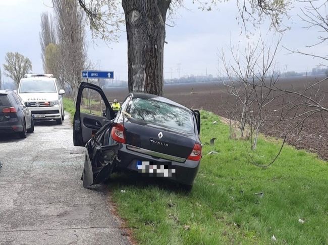 Vrtuľník letel zbytočne, vodič auta neprežil náraz do stromu