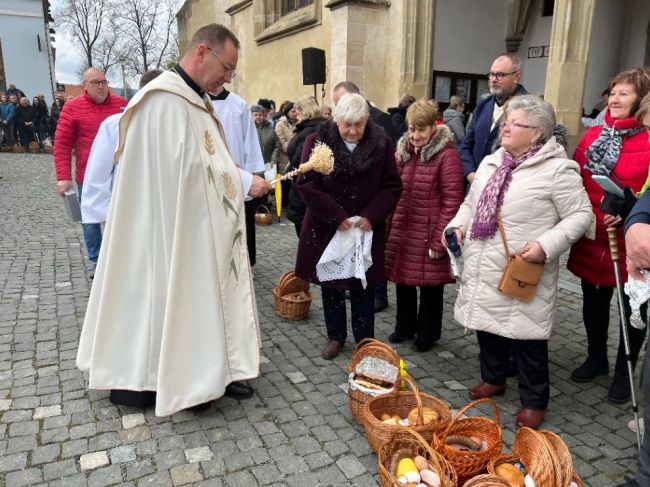 Na Radničnom námestí v Bardejove sa konal obrad požehnania veľkonočných jedál