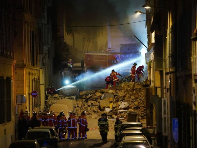 Požiar v troskách budovy v Marseille brzdí záchranné práce